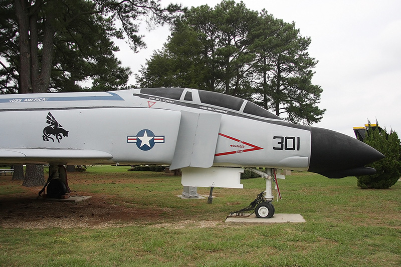 F-4B Phantom II, VF-143 <i>Pukin' Dogs</i>, USN